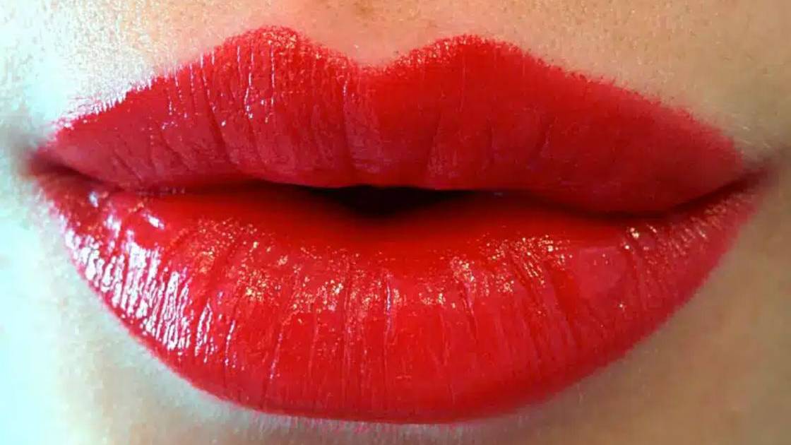 Tenera � la donna in pigiama