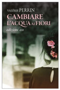 Cambiare l'acqua ai fiori